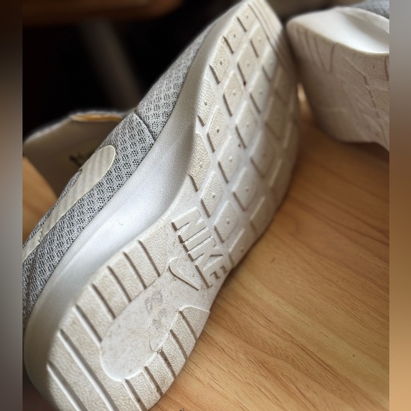 Nike White and Gray Women’s Sneakers Size 8 - Picture 5 of 11